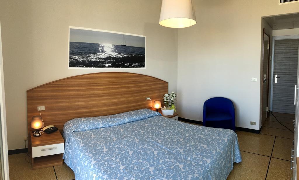 Hotel Mediterraneo Cavi di Lavagna Eksteriør bilde