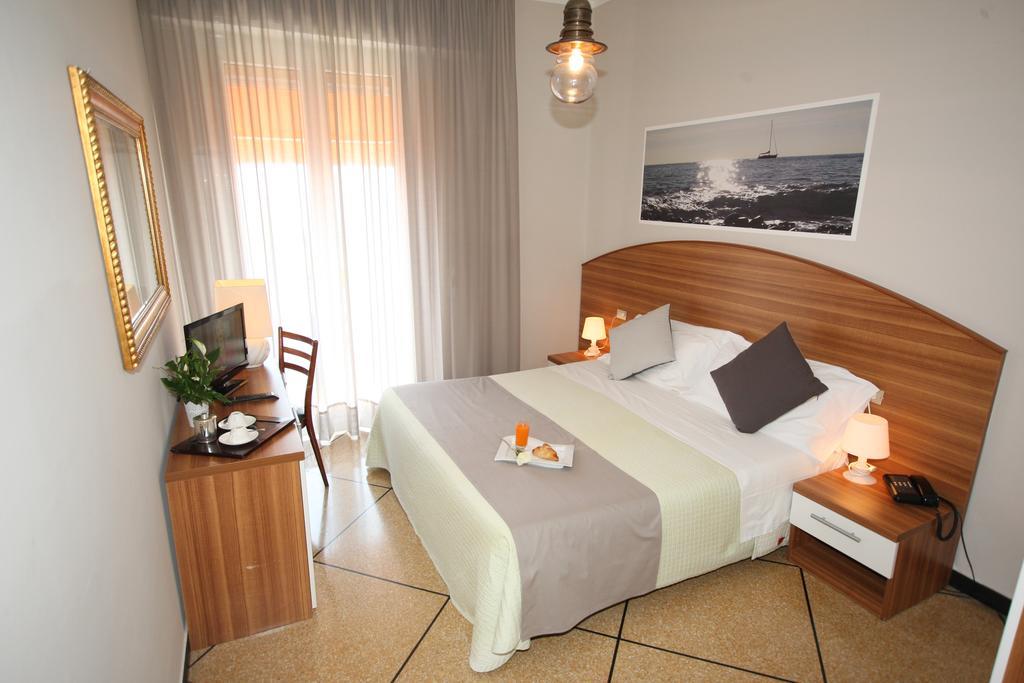 Hotel Mediterraneo Cavi di Lavagna Eksteriør bilde